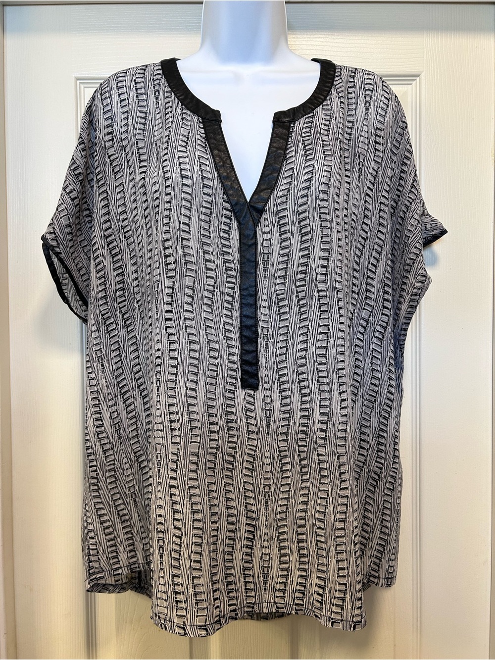 🖤ROSE & OLIVE • Split Neck Tunic Top